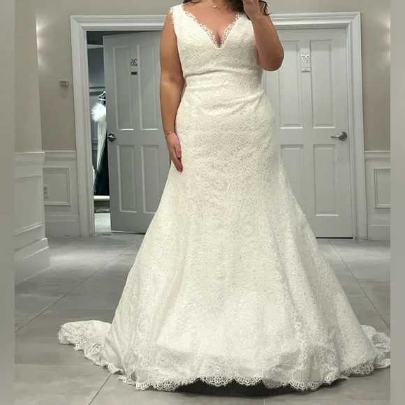 Augusta Jones Liz Gown, Bridal size 20, Lace with